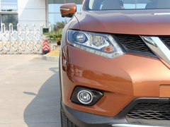 东风日产  基本型 车辆右前大灯正视图