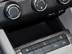 2015款 1.6L 自动 逸俊版