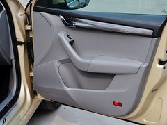 2015款 1.6L 自动 逸俊版