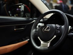 2015款 300h 锋致版 全驱 5座