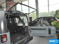 2015款 3.0L 自动 四门版 Sahara