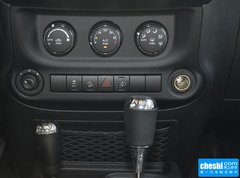 2015款 2.8TD 自动 四门版 Sahara