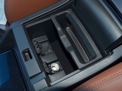 2016款 混动 2.0L 锐尊版