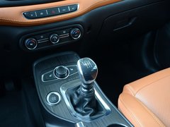 2016款 1.5T 手动耀臻版
