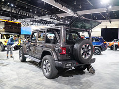 2018款 2.0T Sahara 四门版