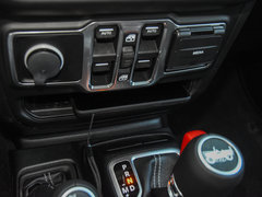 2018款 2.0T Sahara 四门版