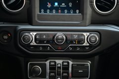 2018款 2.0T Sahara 四门版