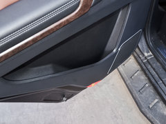 2017款 2.3T 捍卫者版