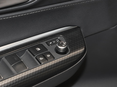 2022款 双擎 2.5L CVT两驱尊贵版