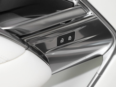 2023款 4.4 V8 530PS 首发版
