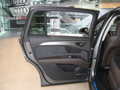 2022款 50 e-tron quattro 荣耀型 锦衣套装