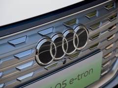 2022款 50 e-tron quattro 荣耀型 锦衣套装