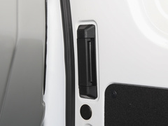 2022款 纯电动厢式运输车4498车长平顶背掀门2座70kW 41.86kWh