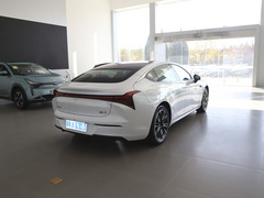2022款 纯电 715km 后驱中版