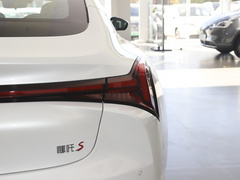 2022款 纯电 715km 后驱中版