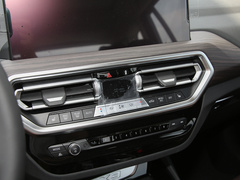 2022款 改款二 xDrive30i 领先型 M曜夜套装