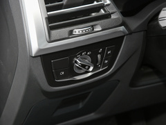 2022款 改款二 xDrive30i 领先型 M曜夜套装