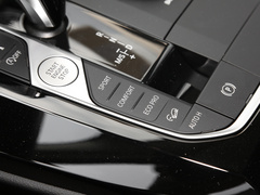 2022款 改款二 xDrive30i 领先型 M曜夜套装