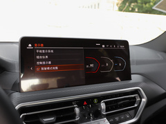 2022款 改款二 xDrive30i 领先型 M曜夜套装