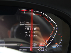 2022款 改款二 xDrive30i 领先型 M曜夜套装