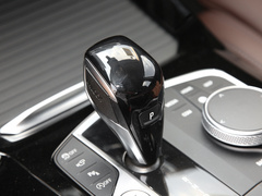 2022款 改款二 xDrive30i 领先型 M曜夜套装