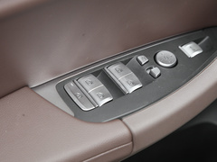 2022款 改款二 xDrive30i 领先型 M曜夜套装