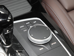 2022款 改款二 xDrive30i 领先型 M曜夜套装
