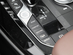 2022款 改款二 xDrive30i 领先型 M曜夜套装