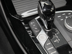 2022款 改款二 xDrive30i 领先型 M曜夜套装
