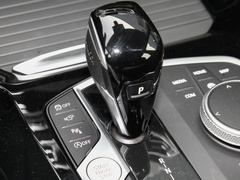 2022款 改款二 xDrive30i 领先型 M曜夜套装