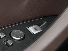 2022款 改款二 xDrive30i 尊享型 M曜夜套装