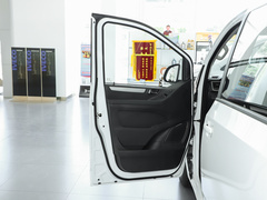 2023款 2.0L 手动多功能版 汽油 7座