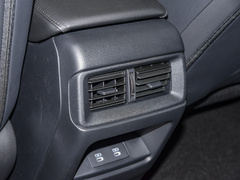 2023款 240TURBO 两驱豪华版 5座