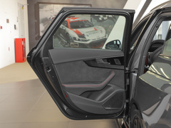 2022款 RS4 Avant 黑曜版