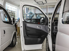 2023款 2.0T PLUS 手动商旅版短轴中顶9座
