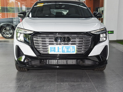 2023款 40 e-tron 闪耀型 机甲套装