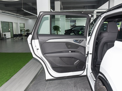 2023款 40 e-tron 闪耀型 机甲套装