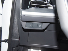 2023款 40 e-tron 闪耀型 机甲套装