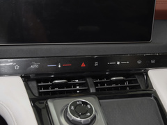 2023款 2.0T 自动 柴油双增压四驱豪华版 长轴