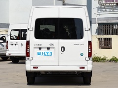 2024款 Pro 2.0T手动长轴中顶7座 