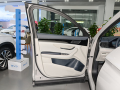 2024款 荣耀版 EV 520km 豪华型