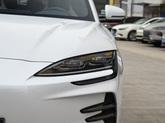 2024款 荣耀版 EV 520km 尊贵型