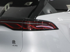 2024款 EV 荣耀版 635KM 四驱旗舰型