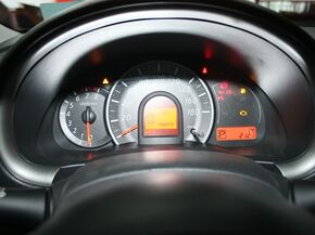東風(fēng)日產(chǎn)  1.5L 自動(dòng) 方向盤后方儀表盤