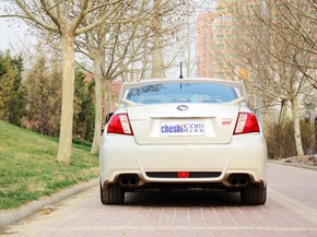 斯巴鲁  2.5T 手动 车辆正后方尾部视角