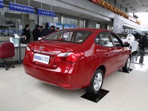 北京现代  1.6L 手动 车辆右侧尾部视角