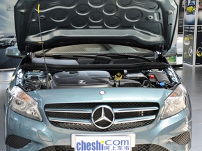 奔驰(进口)  A180 1.6T DCT 发动机局部特写