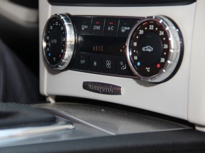 奔驰(进口)  C200 1.8T 中控台下方特写