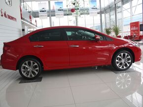 东风本田  2.0L 自动 车辆正右侧