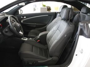 雷诺  2.0 CVT 驾驶席座椅正视图